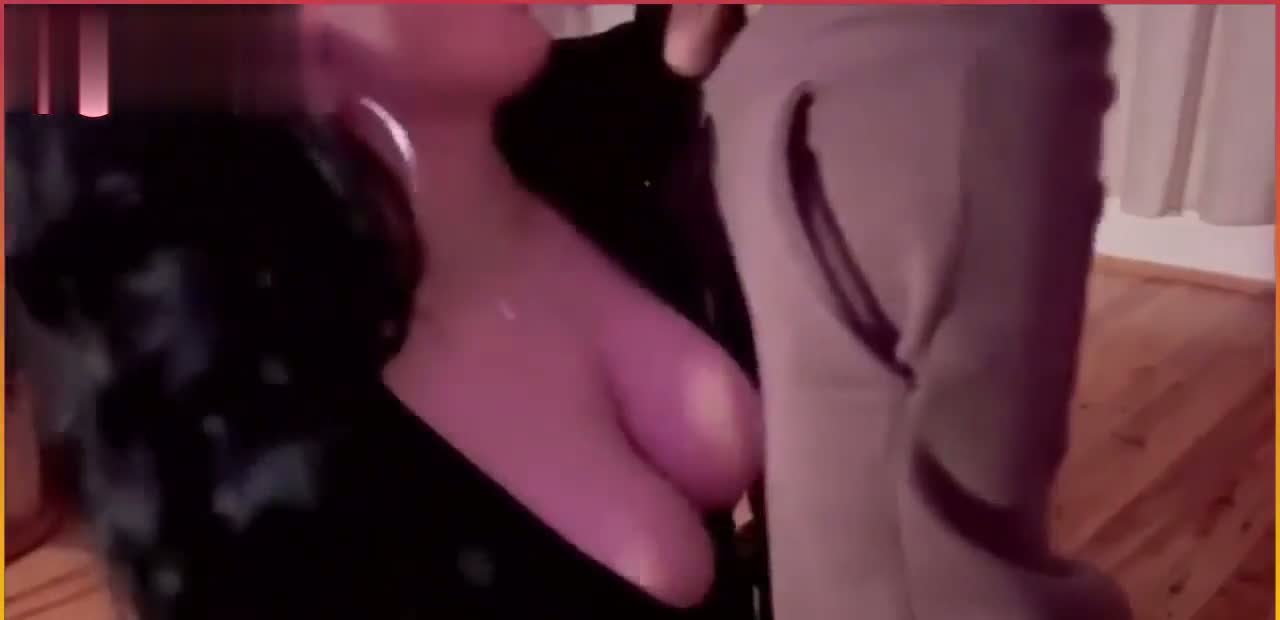 Fantezi kıyafeti giydirdiği kızı fena sikiyor
